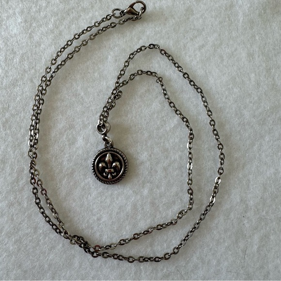 Vintage Silver French Fleur de Lis Pendant Necklace NWOT - Picture 6 of 15